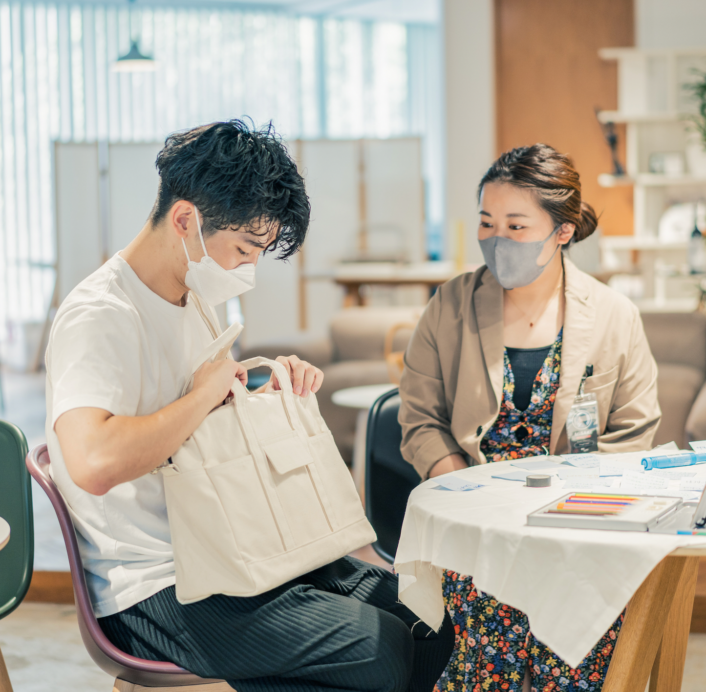 貸し出された商品を友人と見ながら試している写真