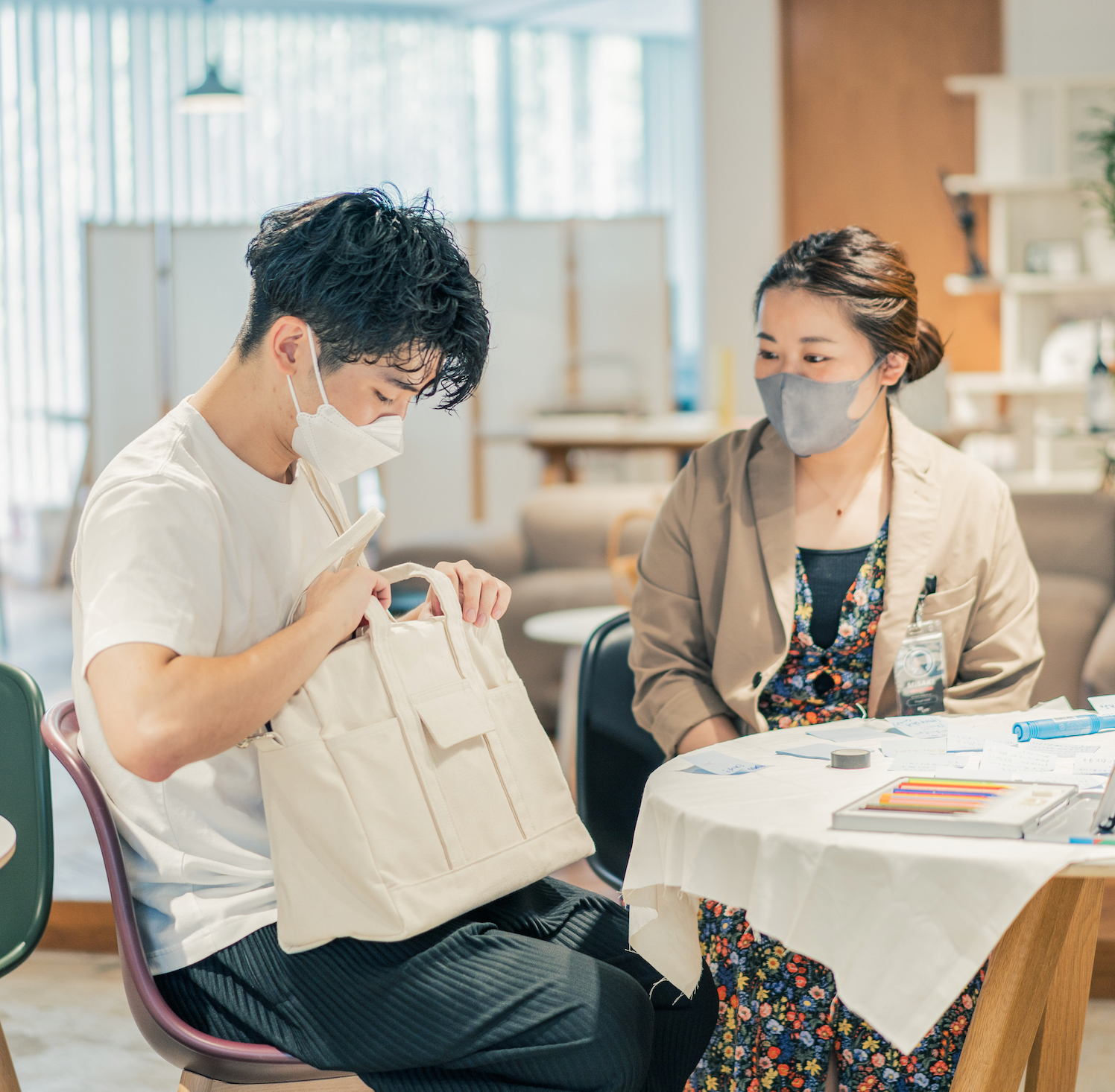貸し出された商品を友人と見ながら試している写真