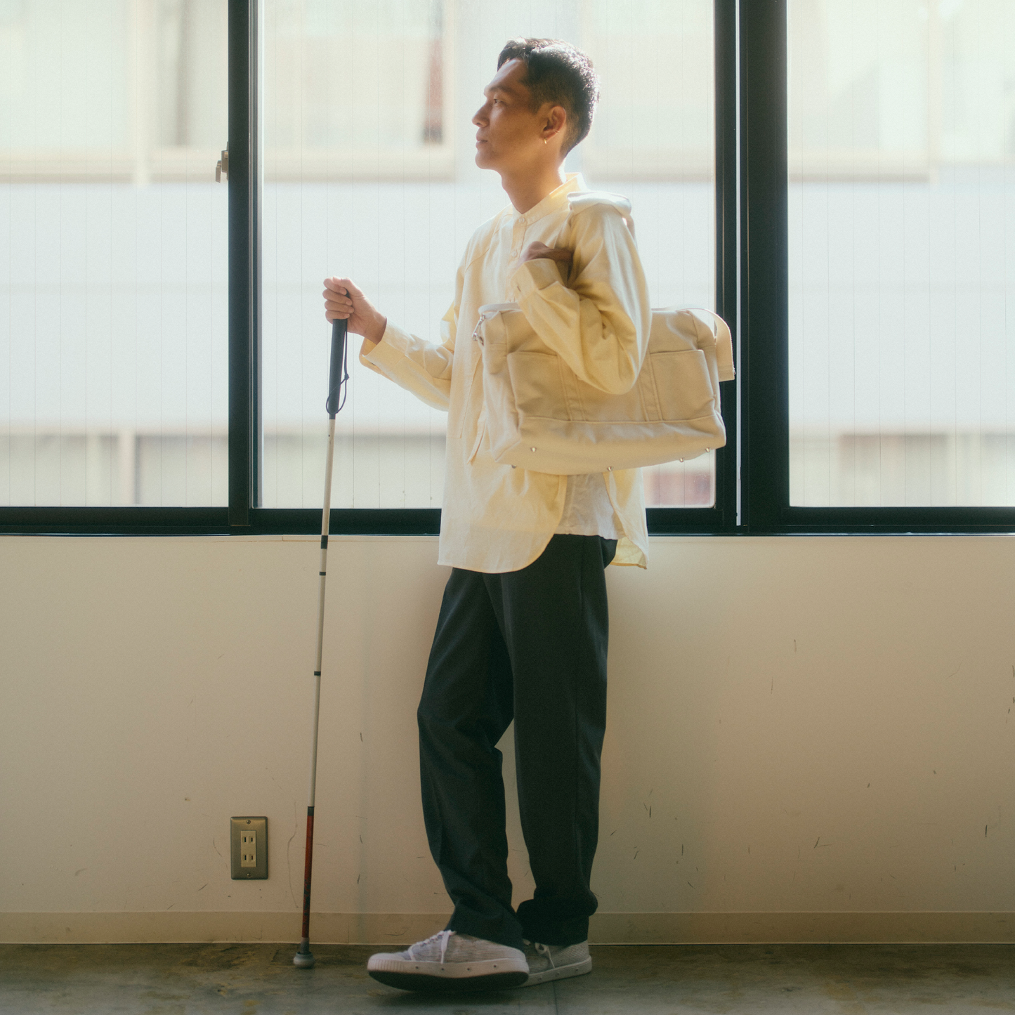 白杖を片手に未来を見つめるいしいし