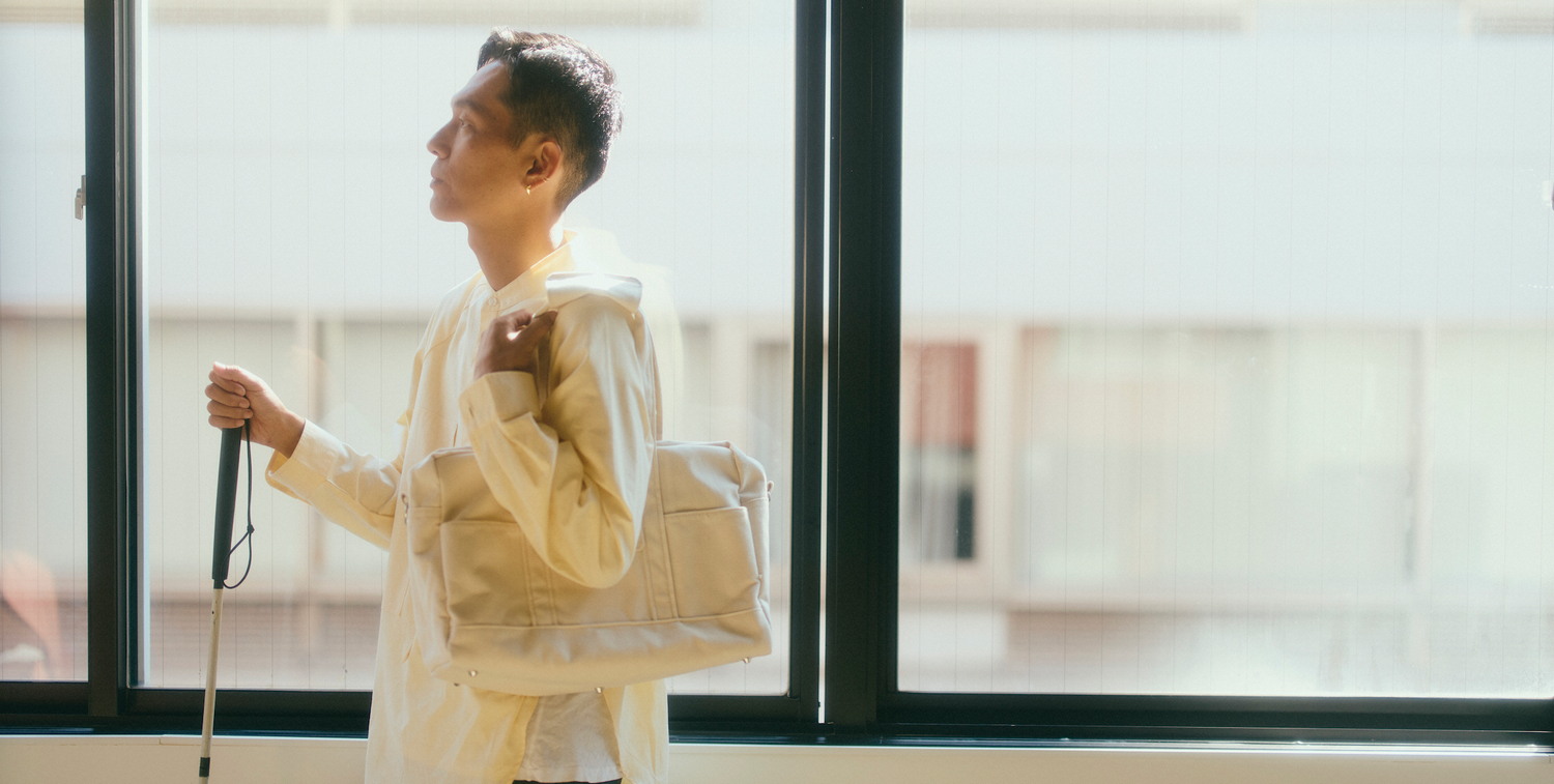 ブラインドジョークをいつもかわすいしいし、オールインクルーシブバッグをもつ