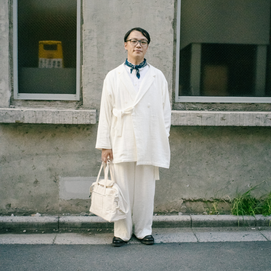 厚手のコットンのセットアップを着用する男性