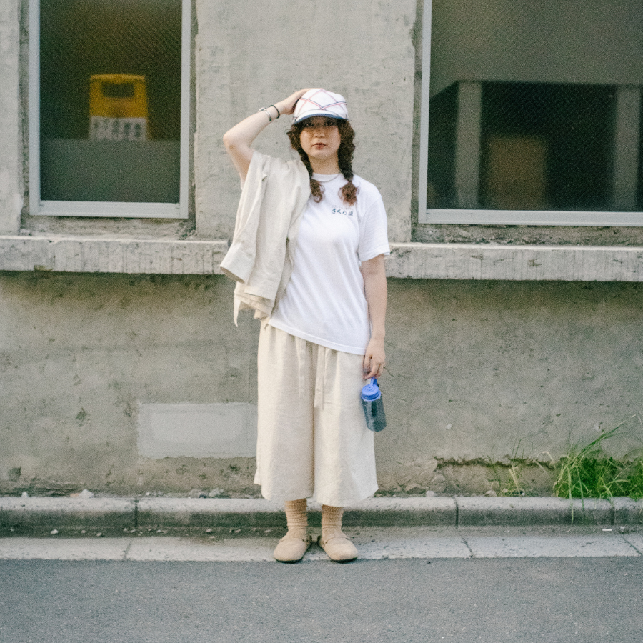 テンセルとコットンがまざったきなりの爽やかなセットアップをオーバーサイズにして着用する女性